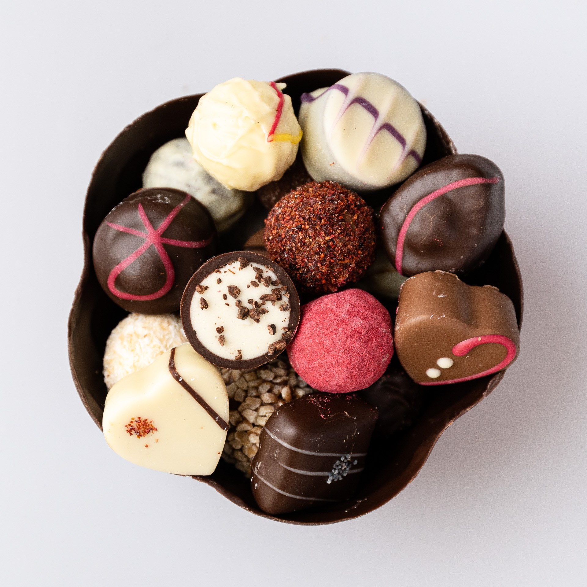 Schokoladen-Schälchen groß gefüllt mit edlen Pralinen – Konditorei ...